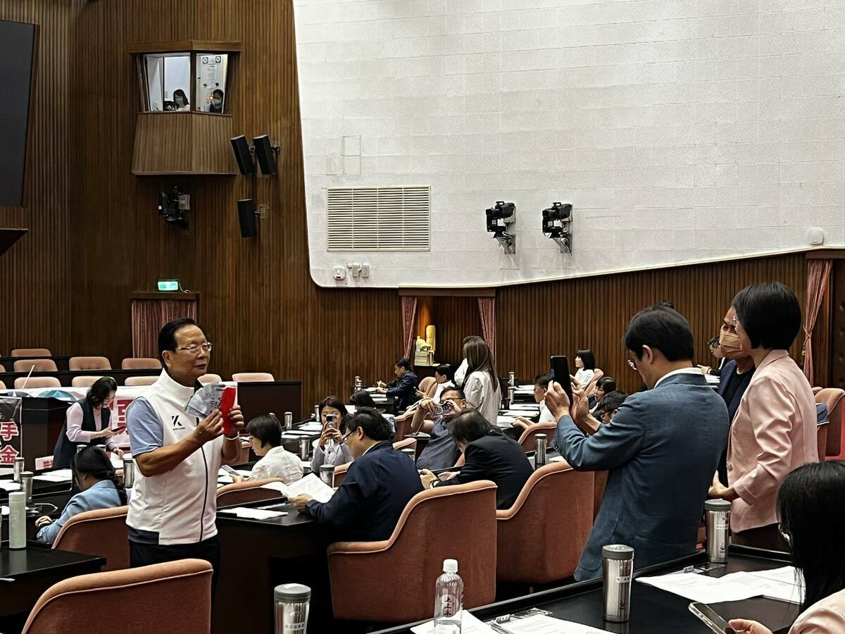 李坤城在臉書上曬出國民黨團在立法院議場，拿著現金擺拍的照片。 圖：翻攝自李坤城臉書
