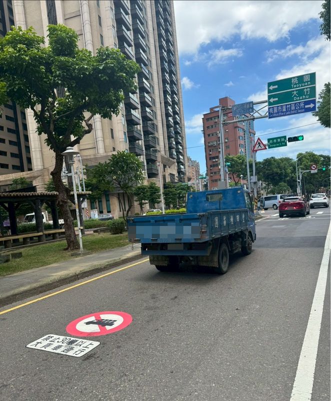 交通局於新南路一段與忠孝東路口建置大貨車禁行科技執法，將於7月14日起正式啟用。 圖：桃園市政府交通局／提供