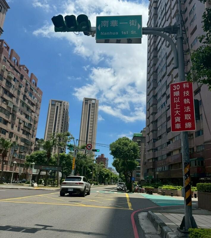 桃園市政府交通局針對部分路段建置大貨車禁行科技執法，將於7月14日起正式啟用。 圖：桃園市政府交通局／提供