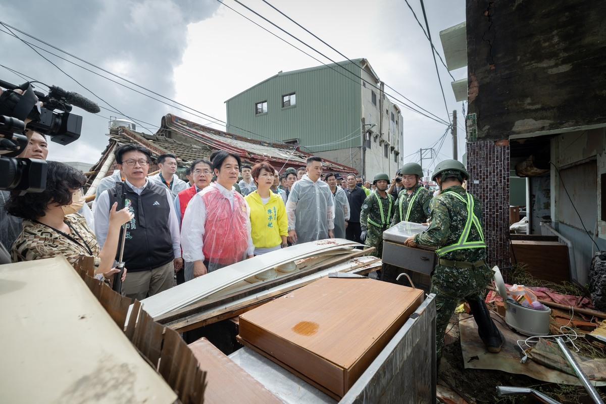 賴清德勘災，國軍協助清理家園。 圖：總統府提供