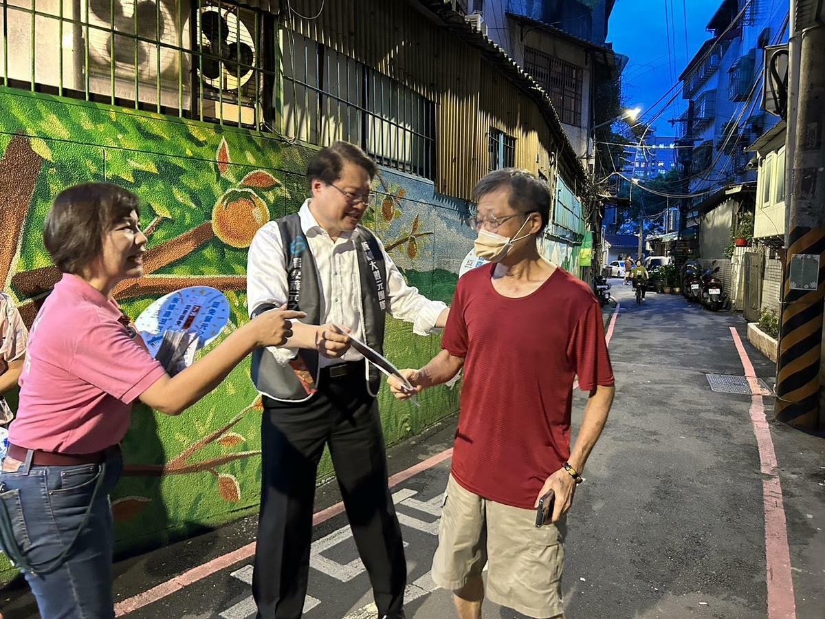 林右昌陪同民團一起掃街力拚罷免葉元之。 圖：民進黨提供