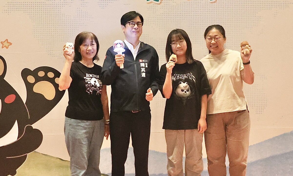 蕭瑜霈(右二)要求媽媽、外婆和陳其邁(左二)一起客串StrayKids的粉絲。 圖：高雄市教育局/提供