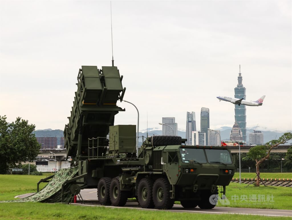 國軍年度重大軍事演習「漢光41號」實兵操演持續展開，空軍愛國者防空飛彈系統11日在北市河濱公園內完成部署，保衛首都空防。中央社記者張新偉攝　114年7月11日