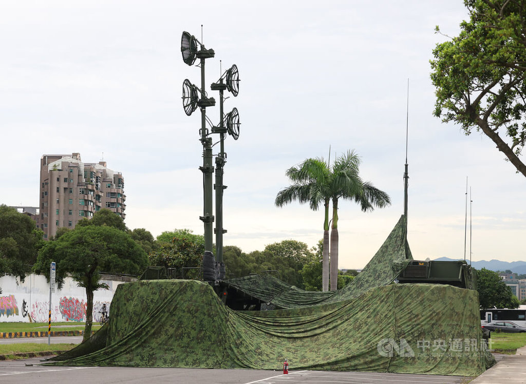 空軍防空暨飛彈指揮部配合漢光41號實兵操演，11日將愛國者防空飛彈系統部署在台北大直美堤河濱公園（圖）等處，包含射控裝備與官兵休憩活動區域均以偽裝網遮掩。中央社記者張新偉攝  114年7月11日