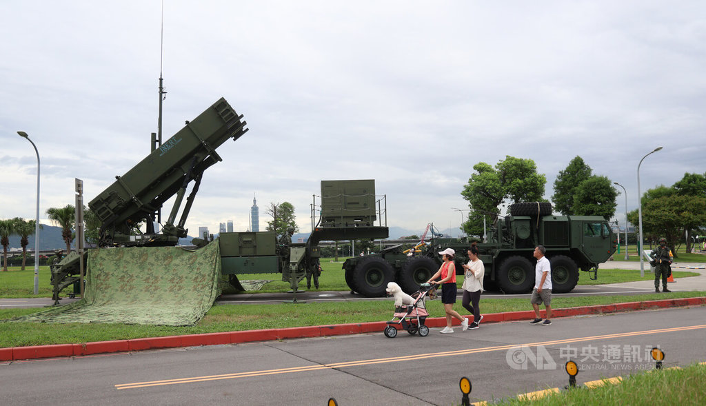 空軍防空暨飛彈指揮部11日上午起在台北大直美堤河濱公園等處部署愛國者防空飛彈系統，採分散式設置在基隆河南北兩岸，一早就受到公園運動、休憩民眾矚目。中央社記者張新偉攝　114年7月11日