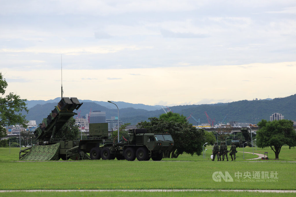 國軍「漢光41號」演習實兵操演11日進入第3天，空軍防空暨飛彈指揮部的愛國者防空飛彈上午起進駐台北大直美堤河濱公園（圖）及松山機場旁的觀山河濱公園，捍衛首都空防。中央社記者張新偉攝  114年7月11日