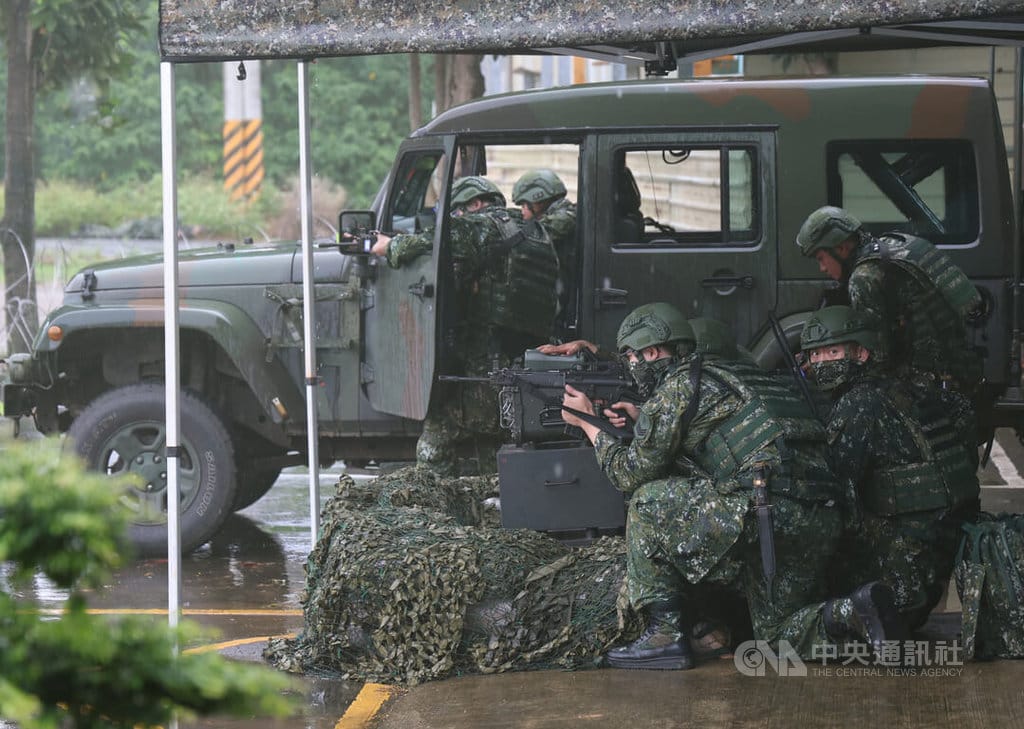 國軍「漢光41號」演習實兵演練，陸軍步兵206旅11日進行臨戰訓練，以後備軍人為主的步三營戰鬥支援連模擬後勤補給地點遭到中國特工襲擾，進行防禦保護輜重等後勤物資不被破壞。中央社記者張新偉攝  114年7月11日 圖：中央社提供