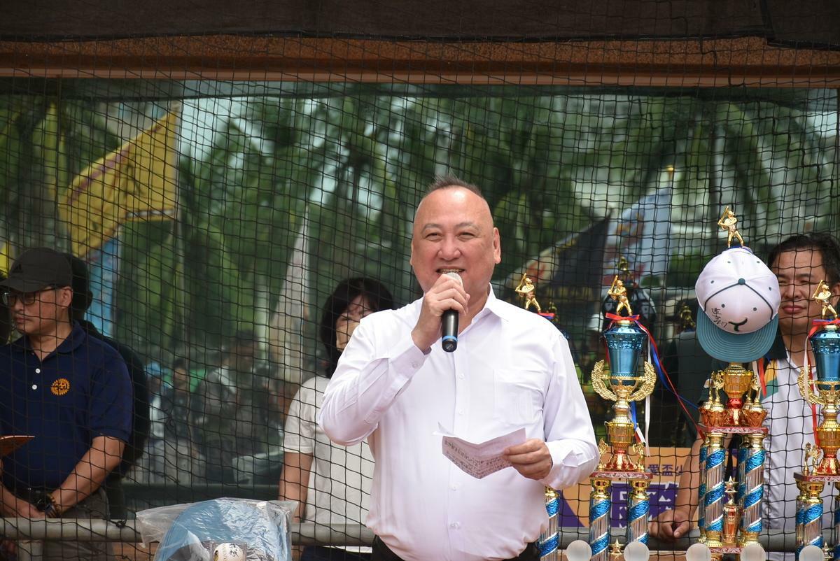 高雄市不動產仲介經紀商業同業公會理事長郎德明，致詞時希望孩子們快樂打球。 圖：孫家銘攝