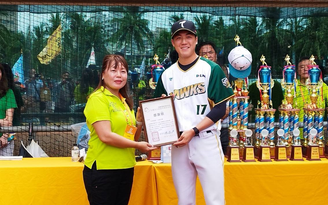 中華職棒台鋼雄鷹投手陳宇宏(右)到場為小朋友打氣。 圖：孫家銘攝