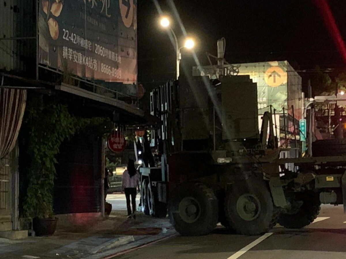愛國者飛彈發射車晚間擦撞民宅棚架。 圖：翻攝台灣讚警臉書