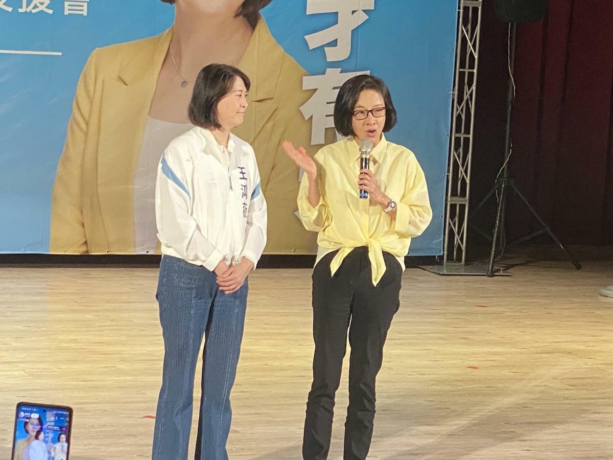 前中國小姐張淑娟（右）上台聲援立委王鴻薇。 圖：林朝億／攝