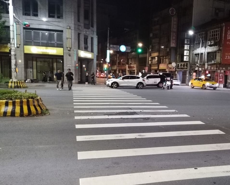 台北市警察局中山分局中山一派出所蔡姓員警12日凌晨騎警用機車趕赴處理糾紛案，在中山北路口左轉時遭計程車撞擊，蔡姓員警重傷送醫搶救。（警方提供）中央社記者劉建邦傳真  114年7月12日