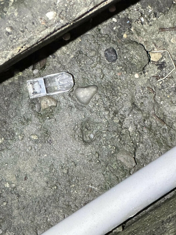 高雄蘇姓男子12日凌晨開車逆向撞上對向車輛。警方到場發現蘇男在路旁將可疑物品丟棄水溝，經查疑為二級毒品依托咪酯，後續依毒品罪送辦。（高雄市新興警分局提供）中央社記者洪學廣傳真  114年7月12日