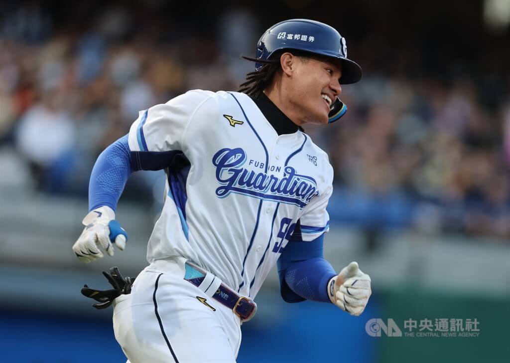 中華職棒富邦悍將隊張育成（圖）3月上場打擊跑壘。（中央社檔案照片）