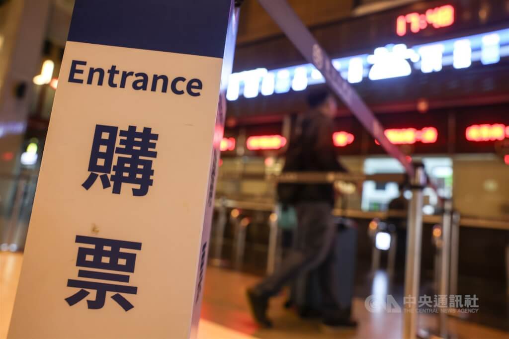 圖為台北車站台鐵售票窗口前指引。（中央社檔案照片）