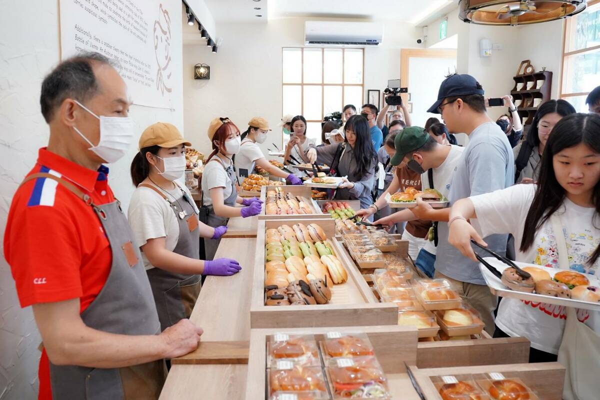 三位活力十足的阿公阿嬤擔任「一日店長」，消費者擠滿店內。 圖：業者提供