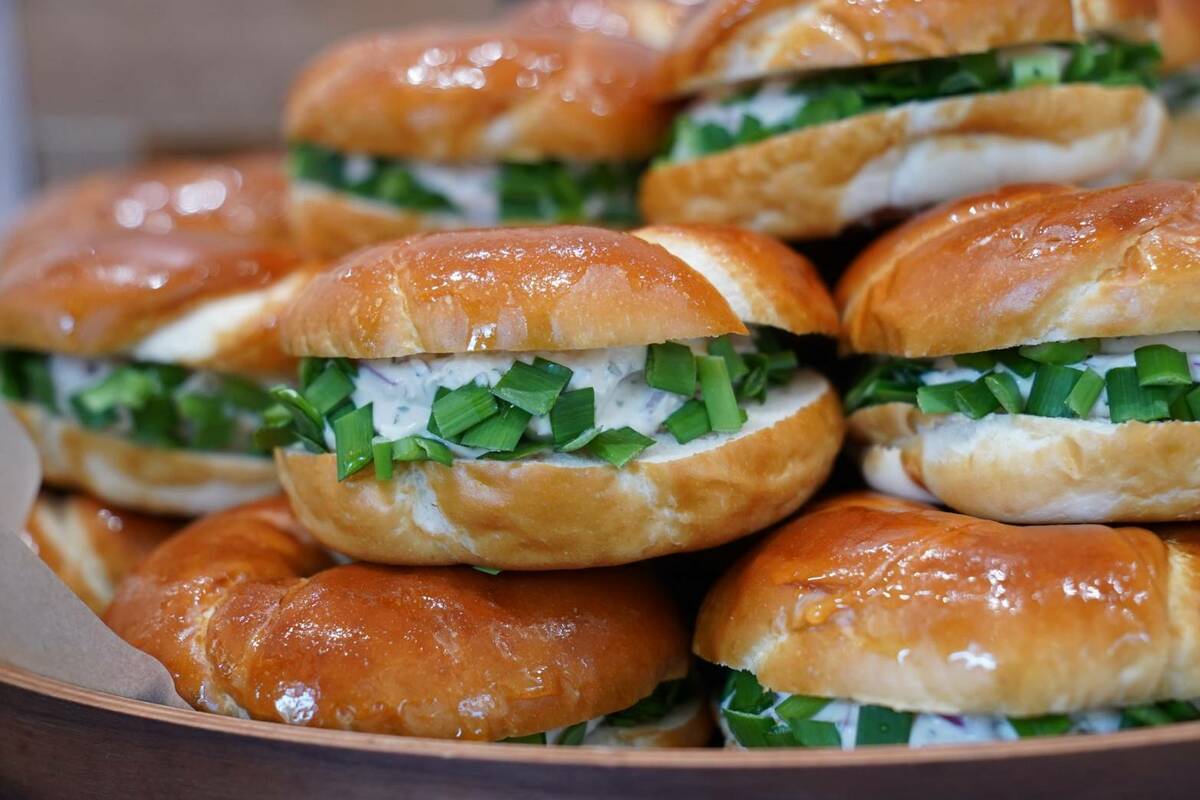 「Bagel &amp; Bagels，以每日手工現作、口味多元的貝果聞名，每日限量1200顆，常常一早就被搶購一空。 圖：業者提供