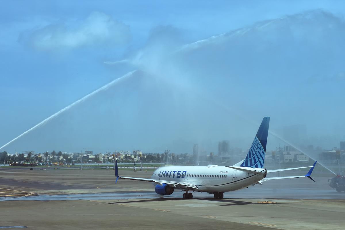 聯合航空「高雄-東京成田」航線首航班機舉行水門禮儀式。 圖：聯合航空公司/提供