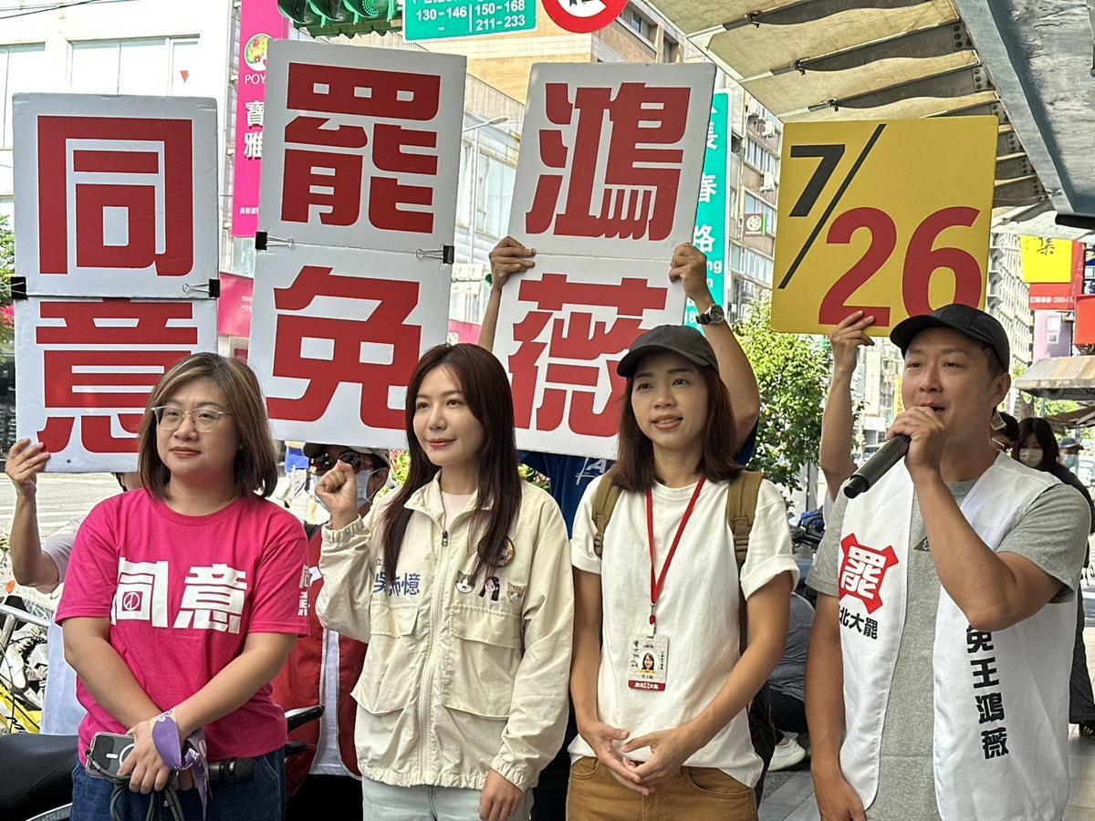 民進黨團書記長陳培瑜(左)、綠委吳沛憶(左二)今日陪同罷團「山除薇害」市場掃街。 圖：金大鈞/攝