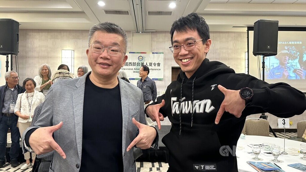 中華職棒會長蔡其昌（左）12日受邀在美西台美人夏令會演講，與年輕台僑合影。中央社記者張欣瑜舊金山攝　114年7月13日