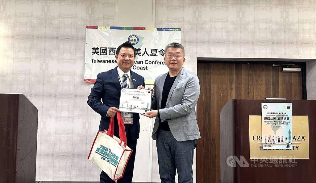 中華職棒會長蔡其昌（右）在美西台美人夏令會與召集人張正邦合影。中央社記者張欣瑜舊金山攝　114年7月13日