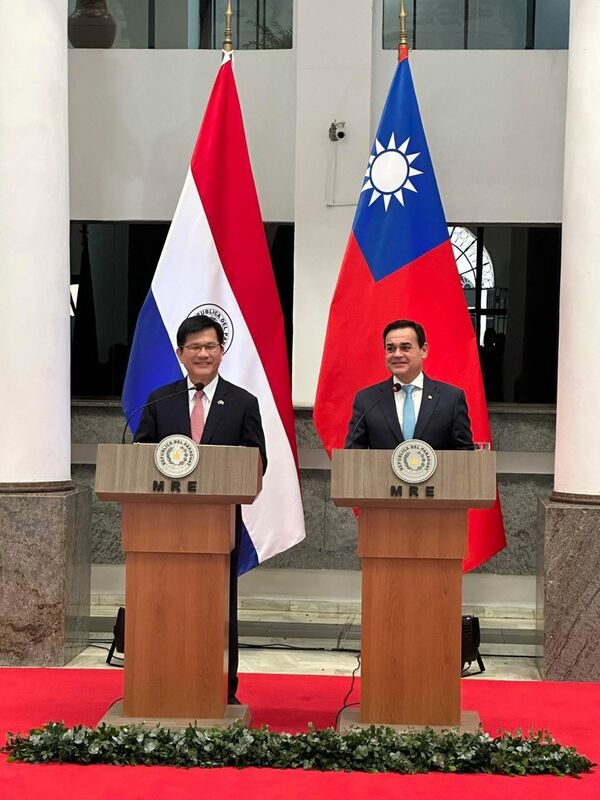 外交部長林佳龍與巴拉圭外交部長拉米雷斯（Rubén Ramírez）共同主持記者會。 圖：外交部/提供