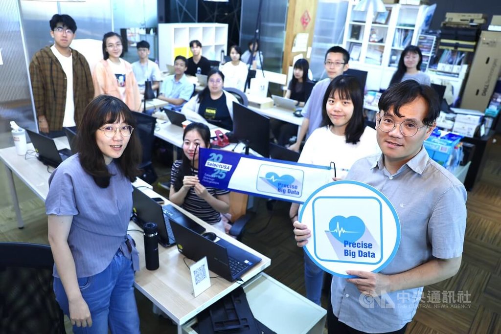 「一張心電圖診斷報告，通常要等上40至50分鐘，但透過AI技術導入，只要4分鐘就能出來」，創立僅3年的精準智能生技，靠著AI分析心電圖產品打入美國市場，如今擴大布局台灣。前右為精準智能執行長Curry Huang，前左為營運長林麗郁。(中央社記者王飛華攝) 圖: 中央社