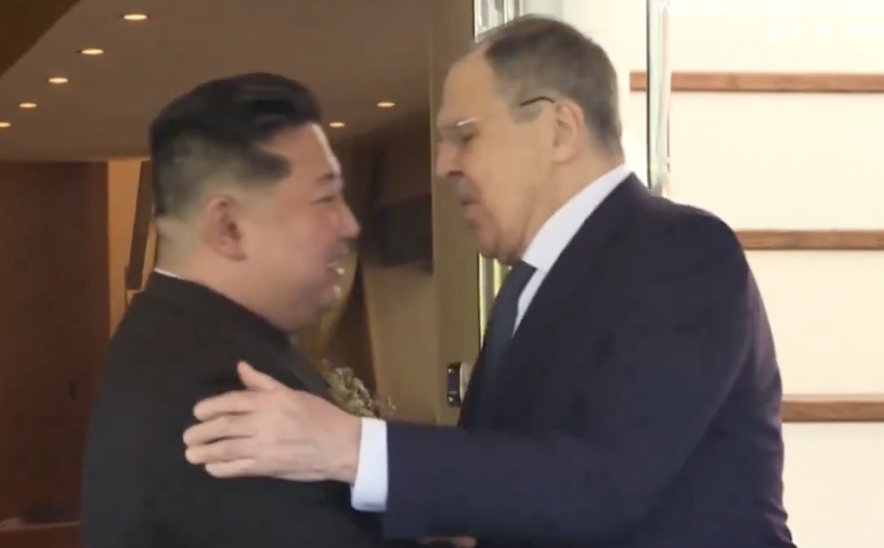 北韓領導人金正恩近日會晤俄羅斯外交部長拉夫羅夫（Sergei Lavrov）時表示，北韓願意「無條件支持」俄羅斯為解決烏克蘭衝突所採取的各項行動。 圖：翻攝自 X   ShanghaiEyeofficial 影片截圖