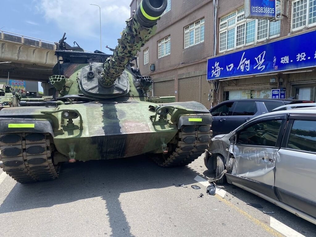 陸軍第六軍團指揮部13日表示，轄屬單位一輛CM11戰車上午執行演習任務機動期間，行經大園區漁港路時不慎與對向民車擦撞，無人員受傷。（桃園市警察局大園分局提供）中央社記者吳睿騏桃園傳真　114年7月13日