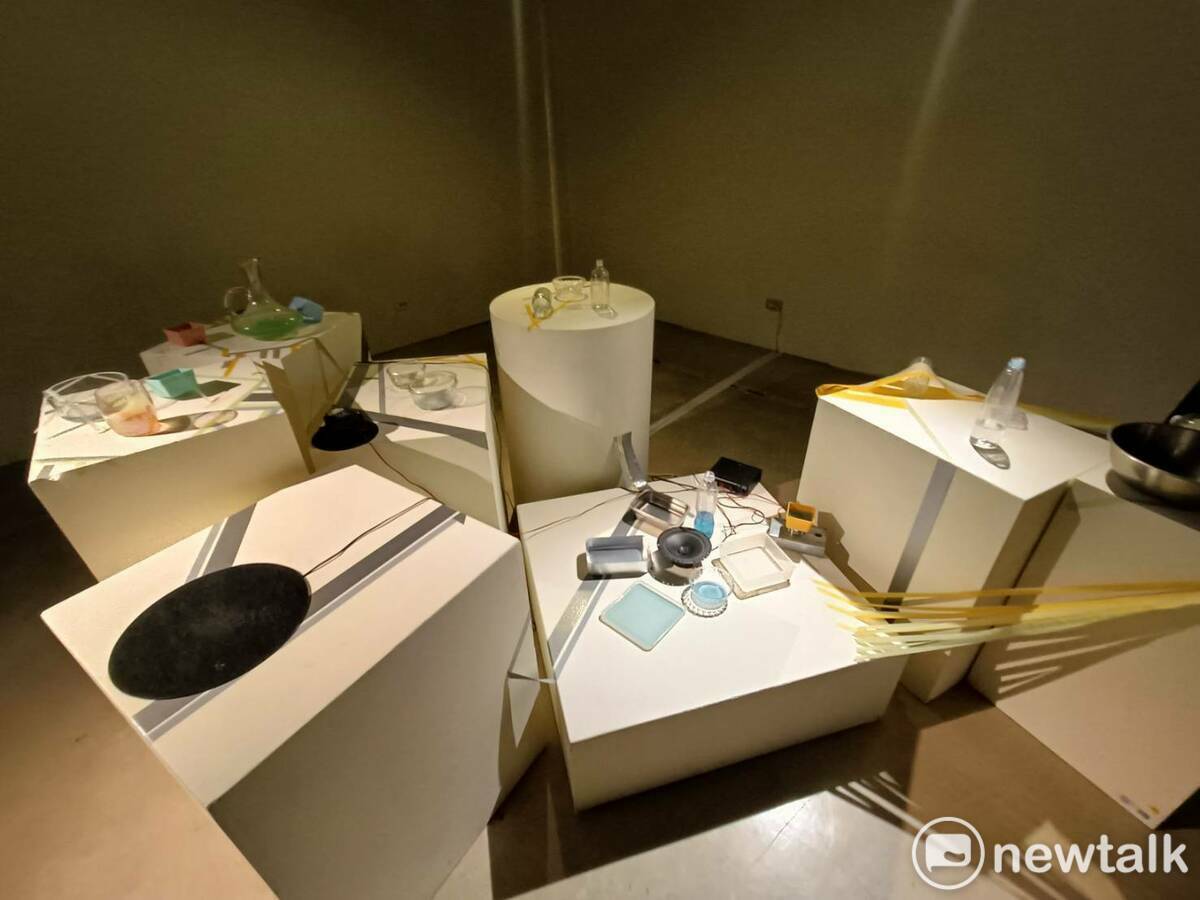 此次展覽另一亮點，是邀請台中市民捐出家中不再使用的器皿，共同與藝術家共創，這些原本盛裝食物與生活記憶的容器，如今成為聲波與水紋共舞的場景，象徵著水的循環與生命力。 圖：唐復年/攝