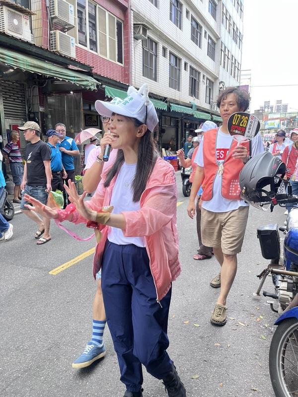 前民進黨立委高嘉瑜合體桃園罷團「全力一擊．罷免涂權吉」團隊健走催票。 圖：「全力一擊．罷免涂權吉」團隊提供