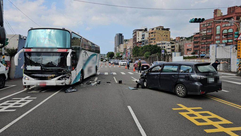一輛搭載19名日本籍郵輪旅客的遊覽車13日下午行經基隆市中正路時，一輛汽車疑逆向擦撞遊覽車，汽車駕駛一度受困、救出後送醫，遊覽車乘客則無大礙。（讀者提供）中央社記者王朝鈺傳真  114年7月13日
