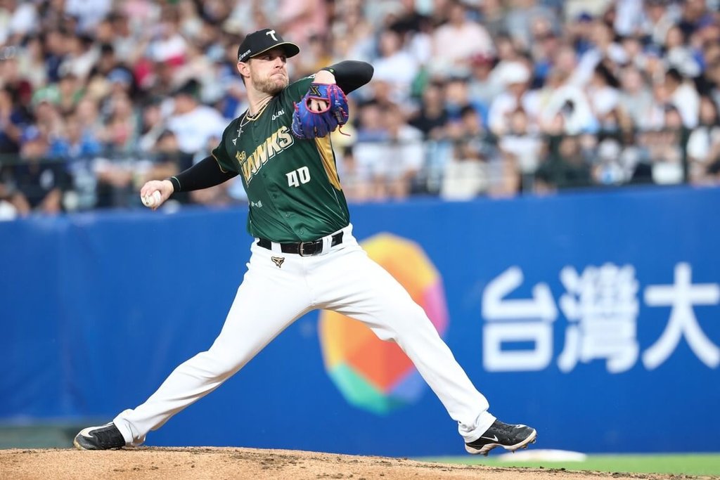 中華職棒台鋼雄鷹隊洋投後勁（Bradin Hagens）（圖）12日先發登板，用96球投6局，被敲4支安打，投出6次三振、1次四壞保送，無失分，奪個人本季第9勝、跨季19連勝，再2場就追平由退役球員潘威倫保持的跨季21連勝紀錄。（台鋼雄鷹提供）中央社記者謝靜雯傳真　114年7月13日