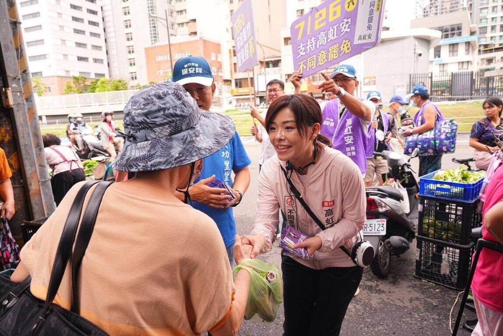 停職中的新竹市長高虹安（中右）罷免案26日將投開票，高虹安近日接連現身市場、夜市與商圈掃街拜票，籲請選民票投「不同意罷免」。（高虹安提供）中央社記者魯鋼駿傳真 114年7月13日