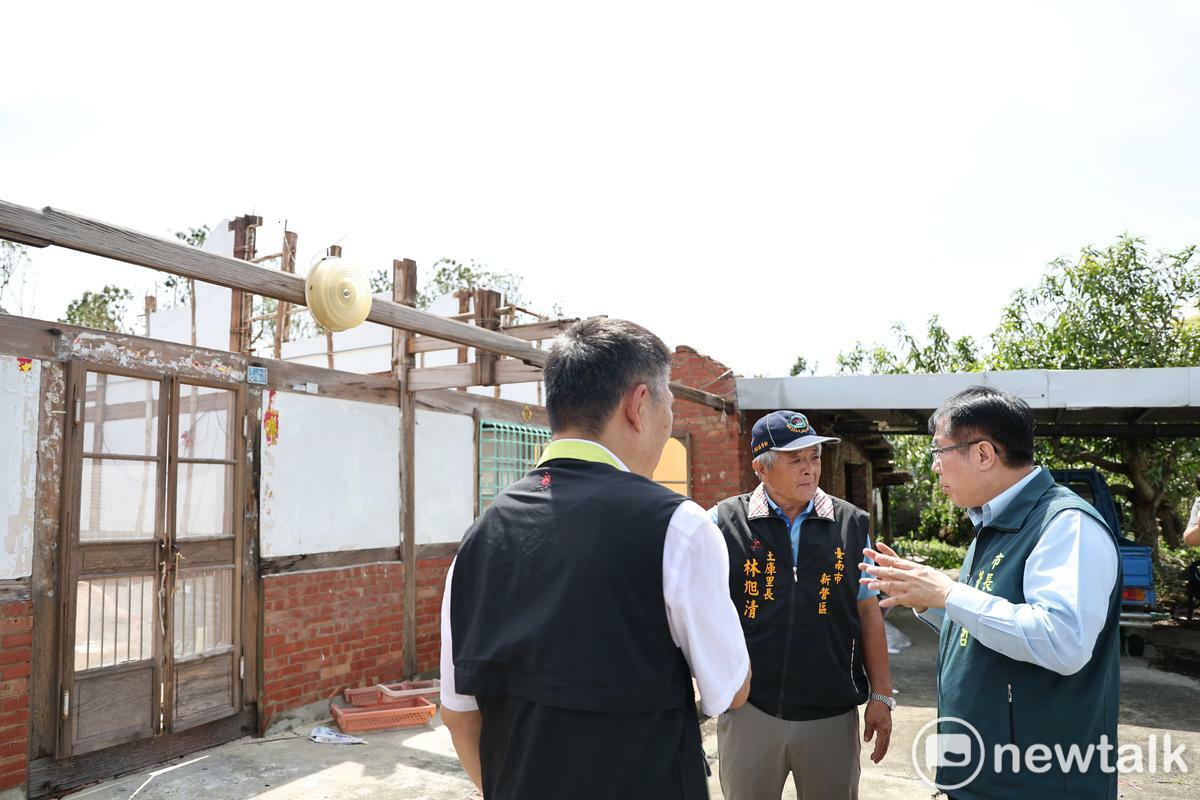 台南市長黃偉哲前往各災區視察災情與災後復原情形，並聽取地方意見，強調市府將持續掌握災區狀況、整合資源，全力協助民眾度過難關，未來也將爭取經費，協助受災地區早日重建與復原。 圖：黃博郎／攝