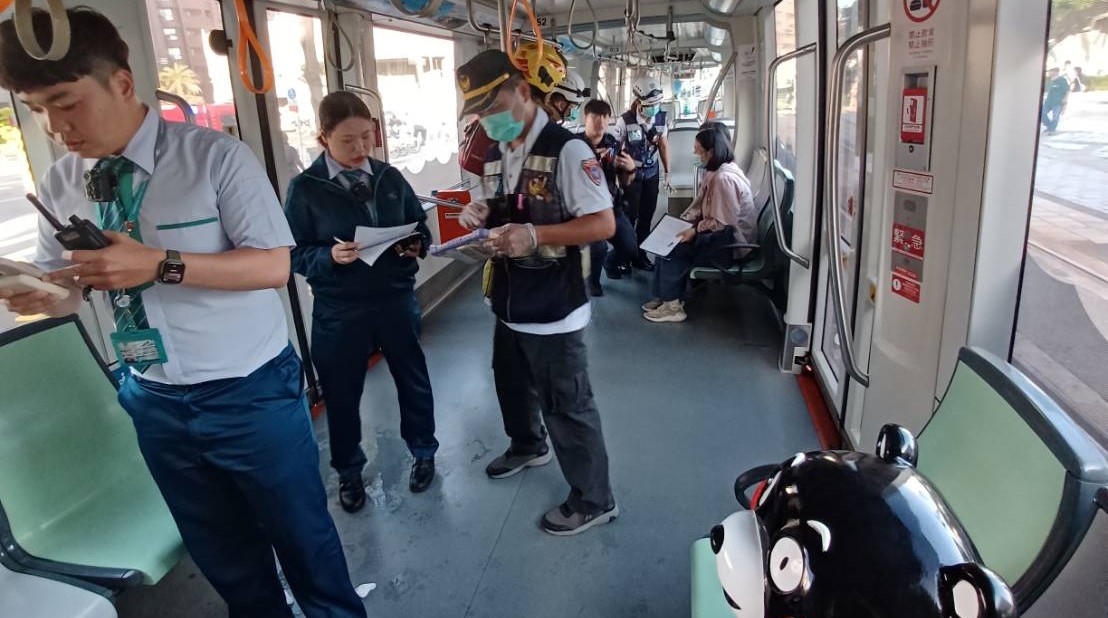 輕軌人員與消防隊查看乘客是否受傷。 圖：高雄市消防局/提供