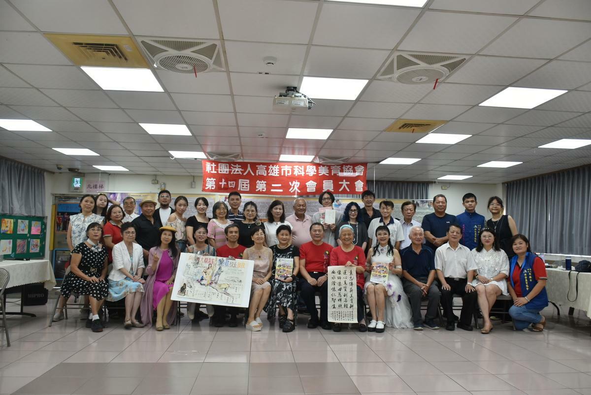 高雄市科學美育協會第14屆第二次會員大會結合公益，移師鳳山紅十字慈暉園舉行。 圖：孫家銘攝