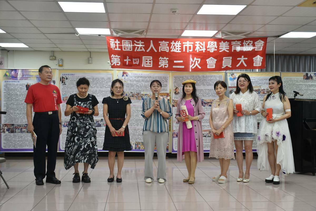 會員大會舉辦公益捐款儀式，支持協會持續推動慈暉園藝術行動。 圖：孫家銘攝