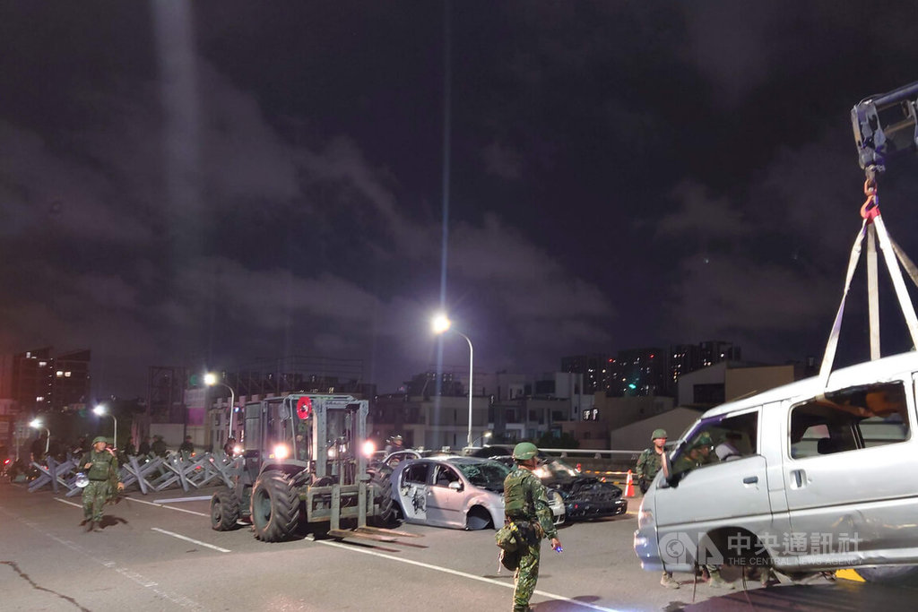 漢光41號實兵操演繼續進行。陸軍54工兵群於13日深夜至14日凌晨在台南市北區北安橋演練夜間橋梁阻絕作業，在橋面放置廢棄車輛等阻絕器材。中央社記者楊思瑞攝  114年7月14日 圖：中央社提供