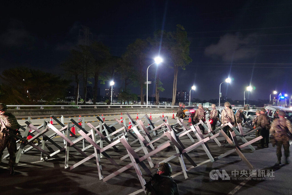 漢光41號實兵操演繼續進行。陸軍54工兵群13日深夜至14日凌晨在台南市北區北安橋演練阻絕作業，以鋼刺蝟、蛇腹型鐵絲網、廢棄車輛等封控重要交通節點。中央社記者楊思瑞攝  114年7月14日 圖：中央社提供