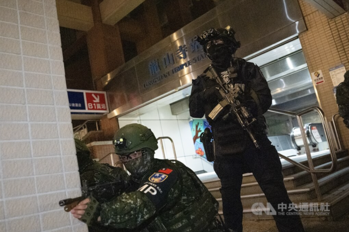 國軍漢光41號實兵演習14日進入第6天，憲兵指揮部凌晨於北捷善導寺站、龍山寺捷運站（圖）演練，維安特勤隊也加入。中央社記者游凱翔攝 114年7月14日 圖：中央社提供