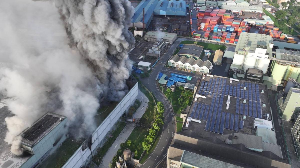 台泥子公司電池工廠三元能源科技公司發生火警，造成15人因傷送醫。 圖 ： 民眾提供