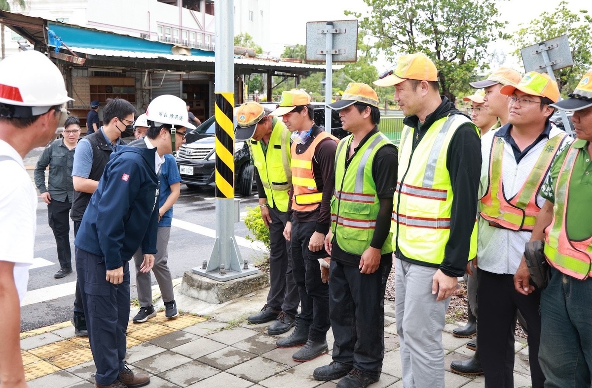 高雄市長陳其邁13日再次前往嘉義、台南災區，為高雄市所派遣支援人員加油打氣。 圖：翻攝自陳其邁臉書