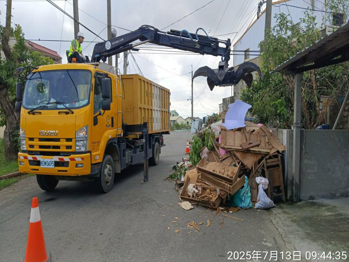 高雄市長陳其邁13日再次前往嘉義、台南災區，為高雄市所派遣支援人員加油打氣。 圖：翻攝自陳其邁臉書