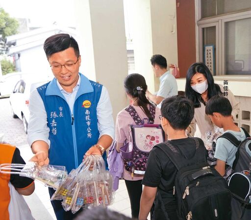 現任南投市長張嘉哲夫人黃佳鈴多次陪同參與廟會、祈福等公開活動，如今卻爆出婚內出軌，「賢內助」形象破滅。 圖：翻攝張嘉哲臉書