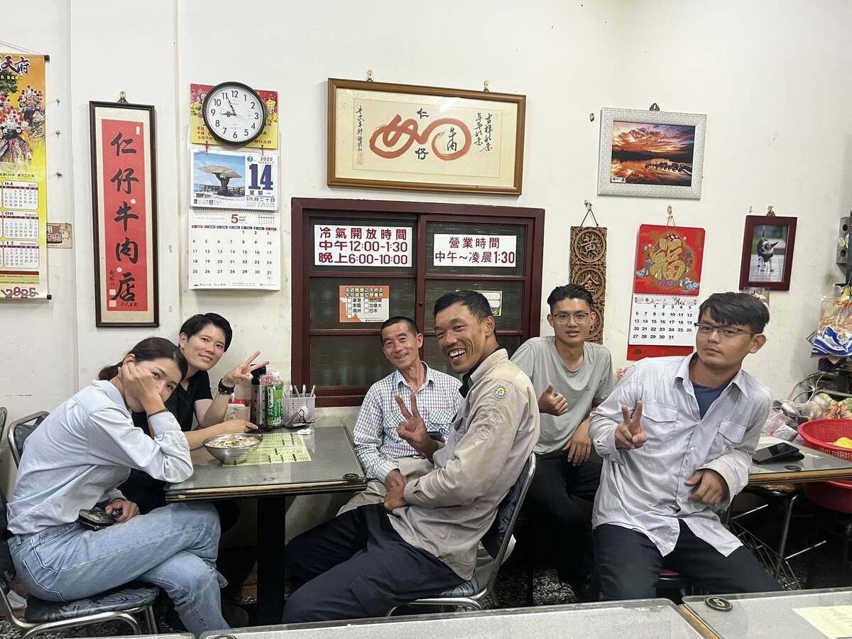 台電人員用完餐後還要繼續返工搶修至12點，接著回公司備料至2點才能休息。 圖：取自臉書社團「學甲之美」