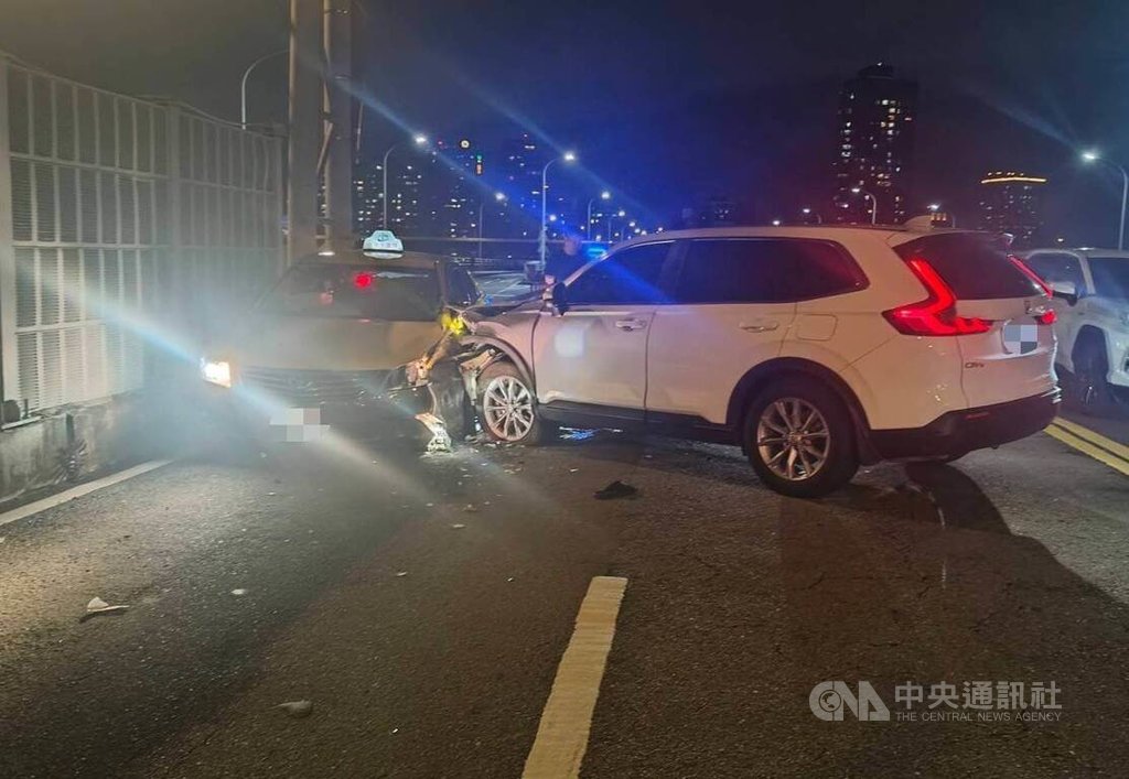 前SBL金門酒廠籃球隊王姓球員日前駕車行經台北橋時，不慎碰撞對向車道的計程車，造成2人多處擦挫傷，北市警方獲報到場處理，發現37歲王男酒測值達0.49毫克，依法送辦。（翻攝照片）中央社記者黃麗芸傳真 114年7月14日