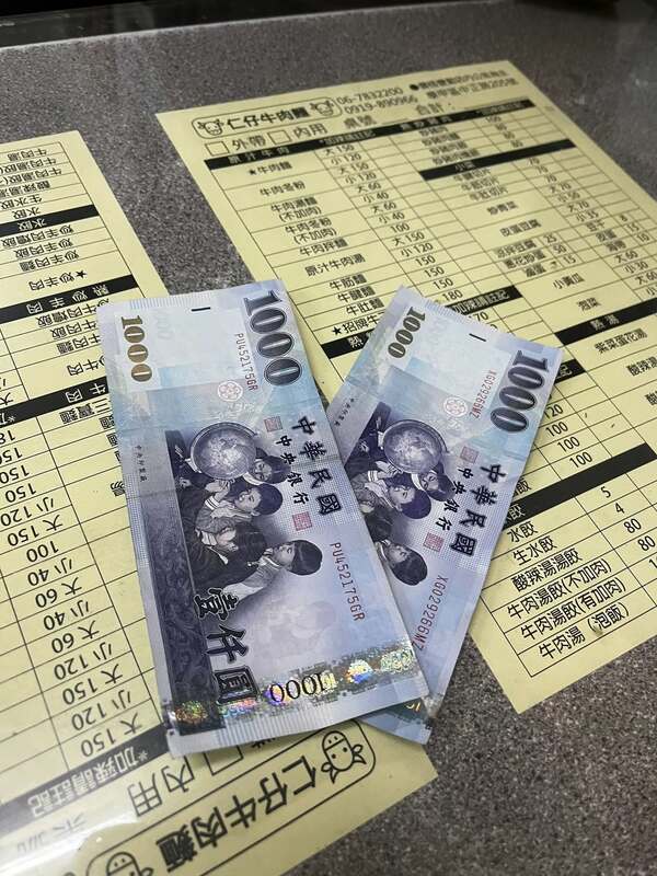 台電員工前往台南市學甲區的一家麵店用餐，一名顧客為感謝台電人員，默默掏出2,000元為他們買單。 圖：取自臉書社團「學甲之美」