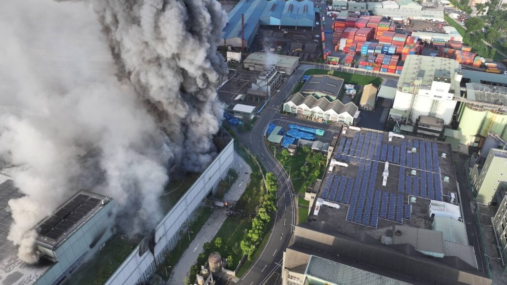 高雄市小港區三元能源科技公司鋰電池工廠14日火警，高雄環保局表示，預估影響小港空氣品質，後續將依違反空氣污染防制法裁罰。（高雄市消防局提供）中央社記者蔡孟妤傳真 114年7月14日