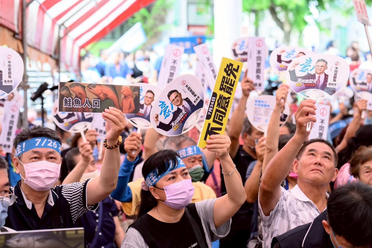 黃健豪團隊指出，其中最吸睛的「鮭魚人口」指示牌，源自行政院國情介紹將 96.2%漢人歸類為「其餘」人口的奇妙分類，團隊進一步發展出「旗魚」、「鮪魚」、「比目魚」等同系列手牌。 圖：黃健豪服務處／提供